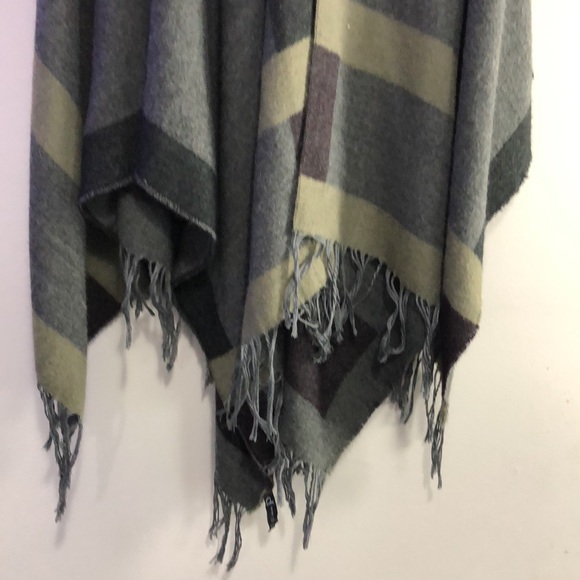 Dynamite warm shawl - Picture 3 of 5